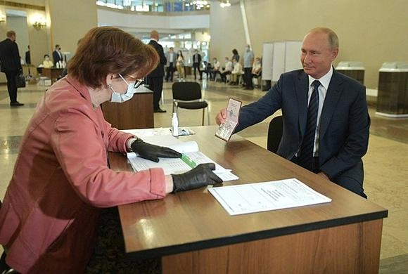 Путин принял участие в голосовании по поправкам в Конституцию